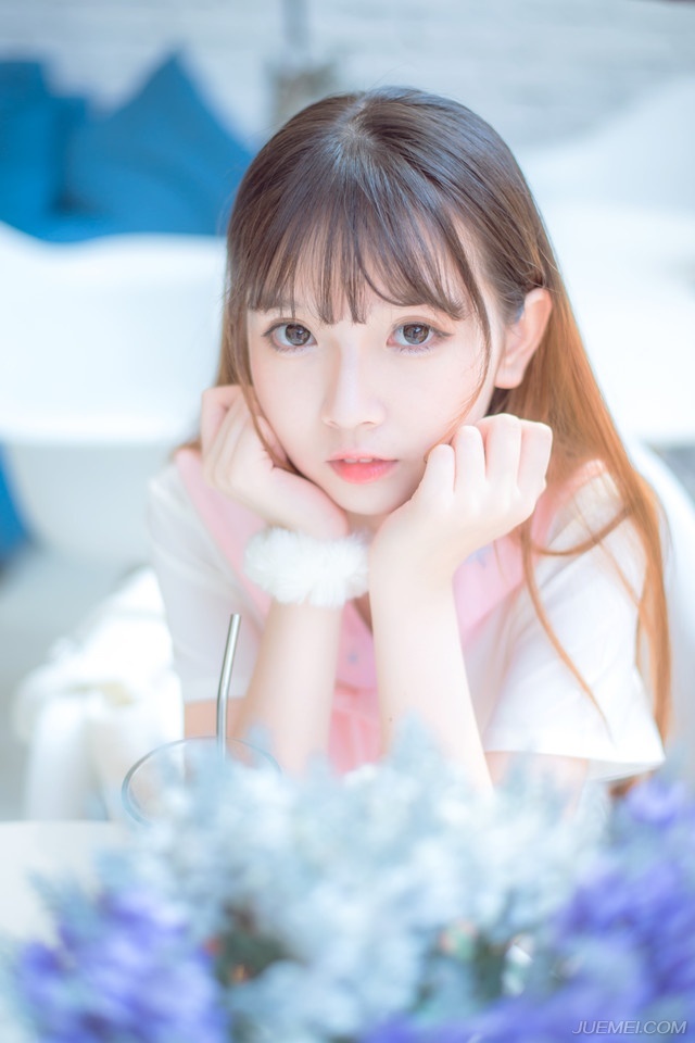 友谊和爱情之间的区别在于：友谊意味着两个人和世界，然而爱情意味着两个人就是世界。